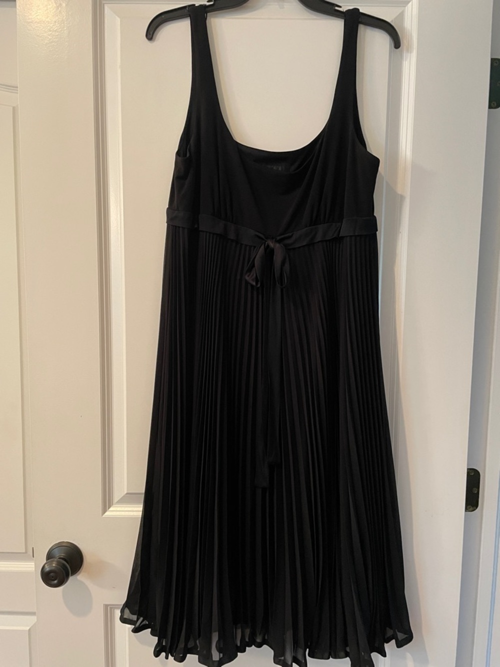 Donna Morgan Black Sleeveless Pleated Midi Dress with Waist Tie